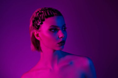 Fotokopi çeken süslü bayan fotoğrafı. Gece kulübü etkinlikleri için fütürizm salonu reklamını neon arka plan üzerinden yapın..