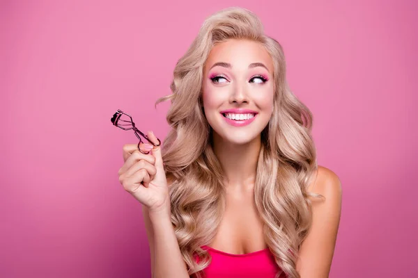 可爱可爱女士的照片准备参加豪华活动用睫毛在粉色背景上的长睫毛 — 图库照片