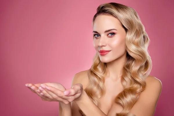Photo Chic Stunning Lady Hold Beauty Promo Demonstrate Salon Adverts — Stock Photo, Image