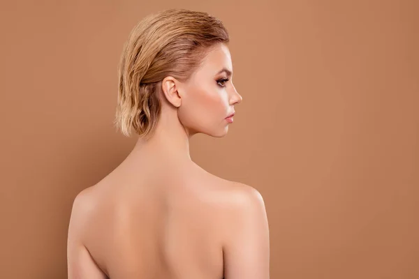 Foto Adorável Mulher Sexy Ombros Nus Para Trás Olhando Espaço — Fotografia de Stock