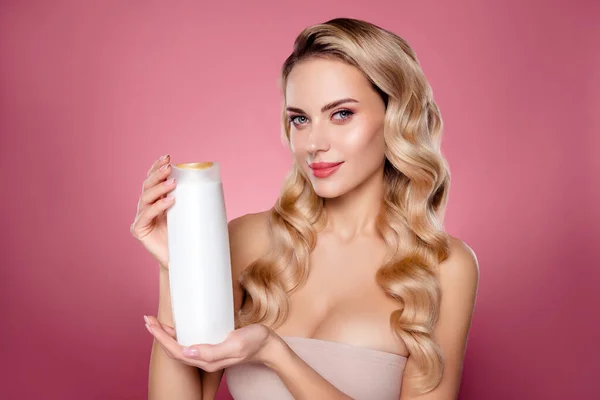 Photo Gorgeous Chic Lady Hold Shampoo Bottle Demonstrate Perfect Product — Stock Photo, Image