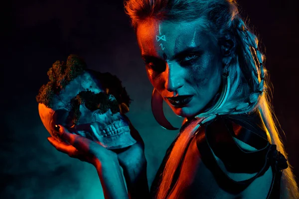 Gotik sinirli gizemli kadının fotoğrafı Viking giysileri giyip ölüm tanrılarına koyu mavi arka plan için dua ediyor..