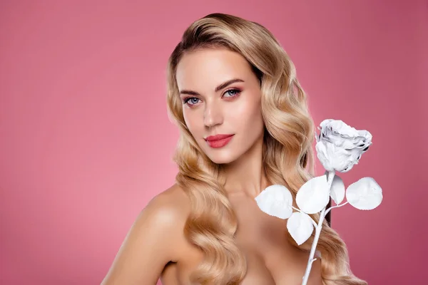 Foto Atractiva Dama Sosteniendo Ingrediente Rosa Blanca Para Olor Perfumería —  Fotos de Stock
