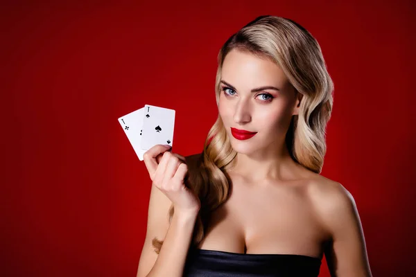 Foto Jugador Póquer Profesional Dama Mostrar Dos Ases Ganar Millones —  Fotos de Stock