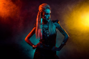 Vahşi seksi gizemli kadının fotoğrafı Viking giysileri giyer Cadılar Bayramı partisi hazırlıkları turuncu renkli arka plan.