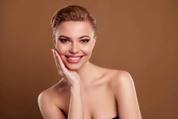 Foto Mujer Sonriente Impresionante Hombros Desnudos Brazo Tocando Barbilla Mejilla —  Fotos de Stock