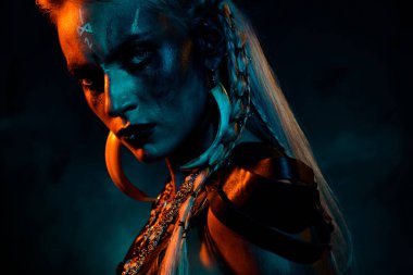 Havalı, öfkeli, gizemli kadının fotoğrafı gotik Valkyrie kostümü giy. Şüpheli bir görünüm takın..