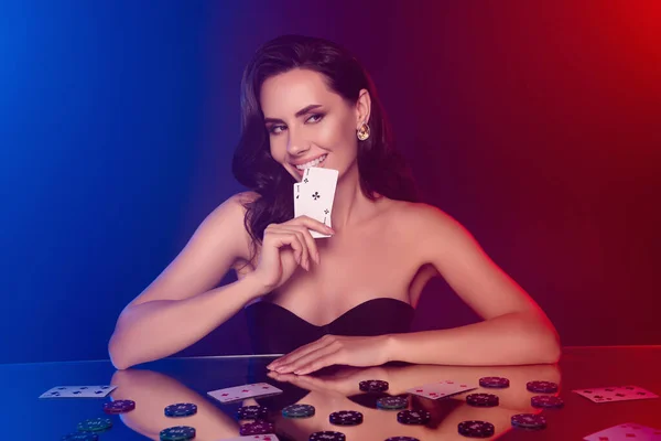 Porträt Einer Jungen Professionellen Pokerspielerin Verbringen Abend Pokerclub Karten Halten — Stockfoto