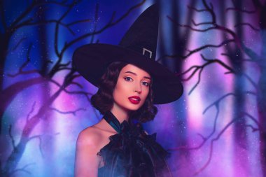 Şeytan baştan çıkarıcı, gizemli kadının pankart kolajı. Gotik cadı koyu renk arkaplanı izole etmiş..