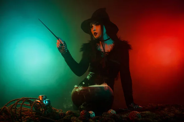 魔法学校里强大的魔鬼女巫师老师教魔法药水在霓虹灯雾背景下烹饪的照片 — 图库照片