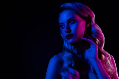 Neon ışık filtresi altında güzel bir bayanın fotoğrafı. Gece kulübü etkinliği için güzellik ürünleri uygula..