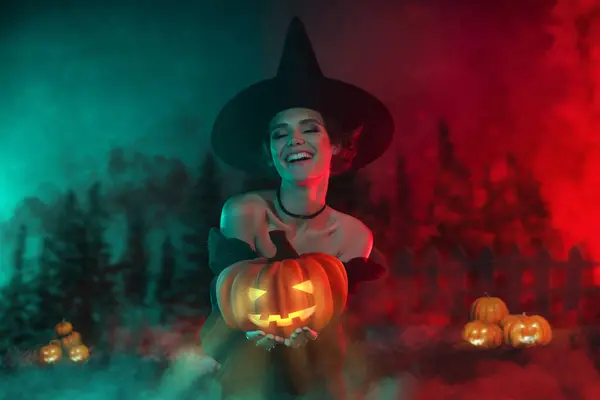 Bild Magazin Collage Der Bösen Vampirdame Halten Halloween Dekor Kürbis — Stockfoto