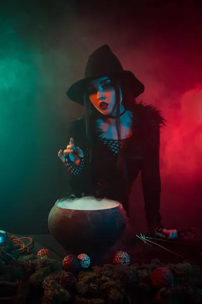 魔鬼强大的危险女巫在半夜三更雾的背景下烹调有毒的爱情药水的照片 — 图库照片