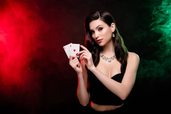 华丽别致的女士扑克游戏的照片拿着两张王牌21点在黑暗的背景上用薄雾的霓虹灯赢了 — 图库照片