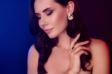 Tutkulu, zarif, çıplak kadın, omuzlu aksesuarlar, izole edilmiş mavi arka plan..