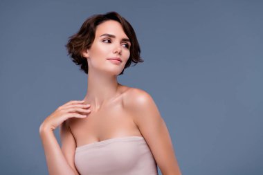 Şık bir bayanın resmi. Bekarlığa veda partisi için hazırlan. Üstü giyin..