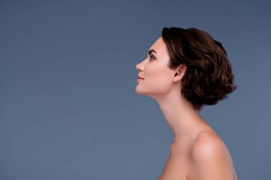 Boş uzay spa salonu görünümlü bir kadın gri arkaplan üzerinde ipeksi yumuşak deri prosedürü sunar.