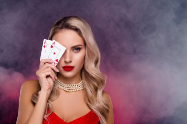 Göz kamaştırıcı kadın portresi tehlikeli poker rakibi profesyonel hilekar sisli arka planda iki as ile oyunu kazandı.