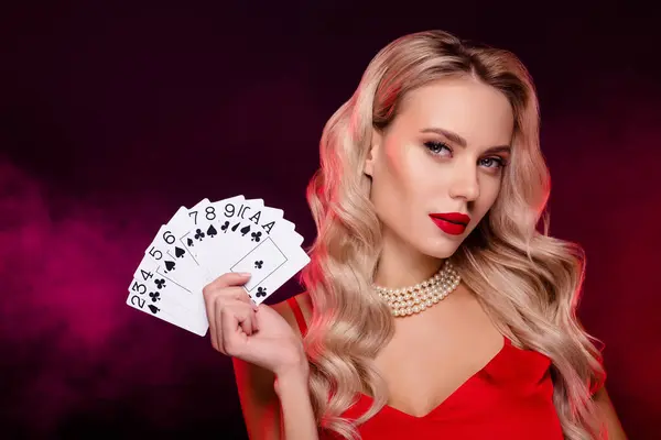 Porträt Der Atemberaubenden Traumfrau Date Mit Freund Fragen Pokerkarten Über — Stockfoto
