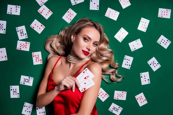 快乐女性职业扑克选手的顶级高角照片冒险与闪电般皇家躺在赌场桌旁赢球 — 图库照片