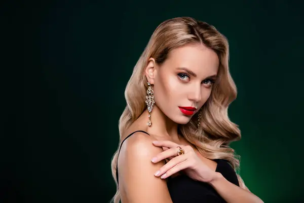 Nahaufnahme Porträt Der Jungen Schönen Blonden Model Präsentiert Goldene Ohrringe — Stockfoto