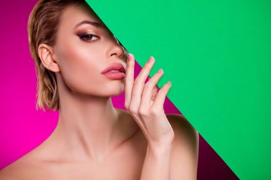 Plastik cerrahi düzeltmesi için yeşil pankart reklamı olan şık, şık bir bayan fotoğrafı pembe arka plan..
