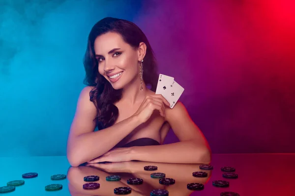 Porträt Der Jungen Eleganten Charmanten Dame Verbringen Abend Pokerclub Halten — Stockfoto