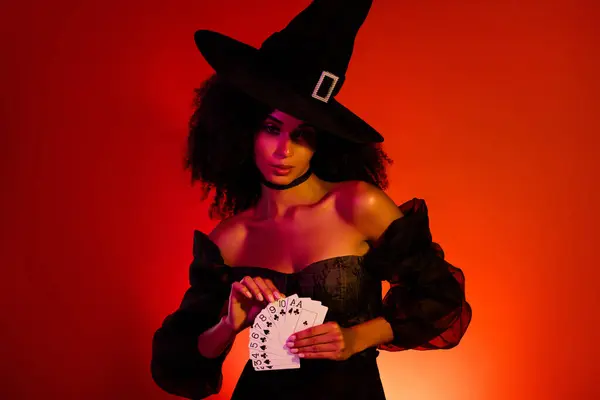 Фото Опасной Жуткой Ведьмы Играющей Покер Использовать Темную Магию Ритуал — стоковое фото