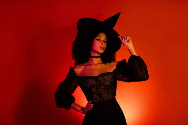 在安息日 华丽的哥特黑女巫在红色背景下庆祝节日的照片 — 图库照片