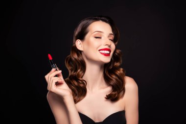 Şık ve zarif bir bayanın fotoğrafı. VIP özel partisi için hazırlan. Koyu renk arkaplan üzerine yeni puf uygula..