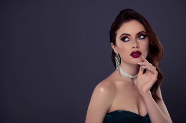 Muhteşem bir kadının fotoğrafı. Boş uzay kız arkadaşı. Gri arka planda izole edilmiş pahalı mücevherlerin reklamını yapıyor..