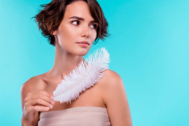 Çekici ve çekici bir kadının fotoğrafı omuzlarına dokunuyor yumuşaklık ve yumuşaklık yalıtılmış arka planda..