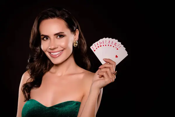 Foto Von Hübschen Ausgefallenen Dame Spielen Pokerclub Zeigen Ihre Karten — Stockfoto