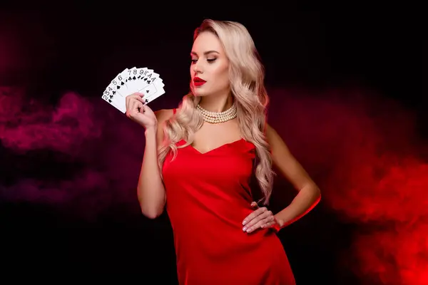 照片中的女士打扑克成功的赢家与卡片赢得组合在明亮的雾霓虹灯黑暗的背景 — 图库照片