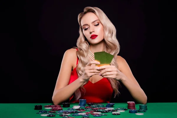 Foto Dama Lujo Reflexivo Desgaste Traje Sexy Juego Cartas Póquer — Foto de Stock