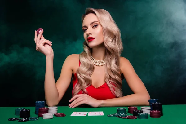 时尚迷人的职业女性扑克选手的照片在俱乐部的每一场比赛中都胜过了黑暗的背景 — 图库照片