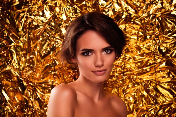 Retrato Mulher Beleza Incrível Posando Sobre Feriado Dourado Folha Fundo — Fotografia de Stock