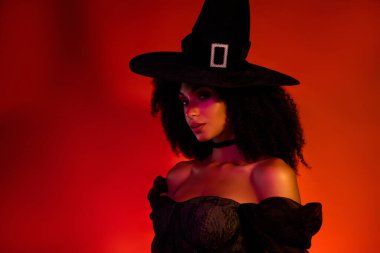 Cadılar bayramı gecesinde gotik erkekleri cezbetmek için büyü yapan korkutucu kadın büyücünün güçlü fotoğrafı..