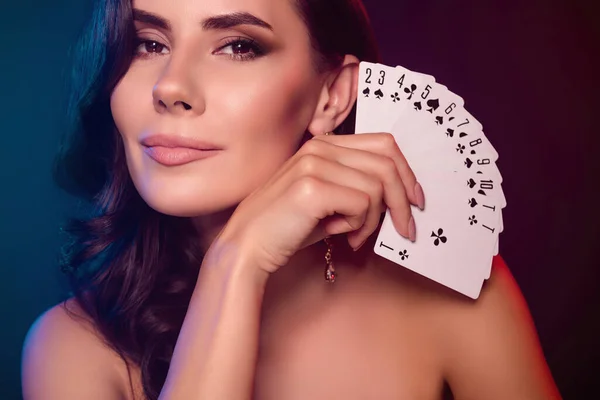Retrato Señora Impresionante Elegante Maquillaje Lujo Tratando Suerte Club Póquer — Foto de Stock