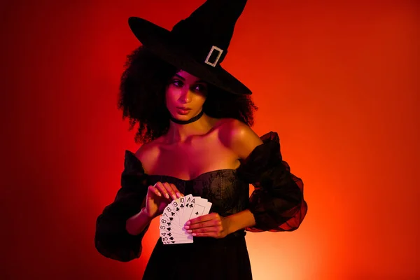 魔鬼强大的巫婆用黑暗魔法在万圣节派对上玩扑克杆赢钱的照片 — 图库照片