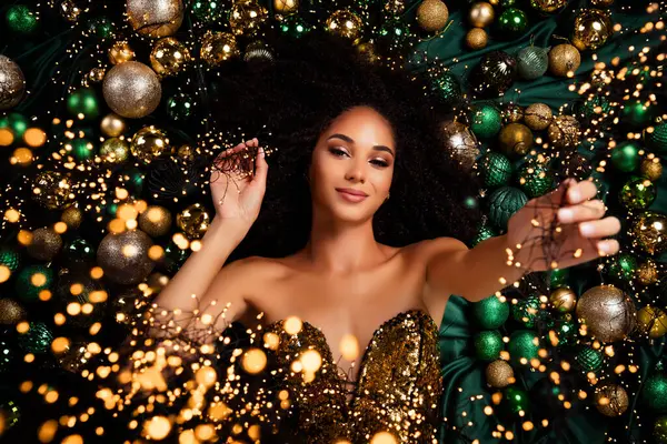 豪華な素晴らしい少女のトップビュー写真は ライトタイツを保持し 伝統的なイベントの機会クリスマスの準備を宣伝します — ストック写真