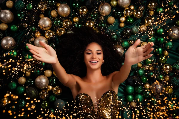 見事な豪華な女性のトップ写真は イルミネーションティンセボールで流行のクリスマスイベントを祝福します — ストック写真