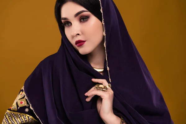 Zdjęcie Wspaniałe Atrakcyjne Arabskie Pani Beduin Nosić Strój Narodowy Podróży — Zdjęcie stockowe