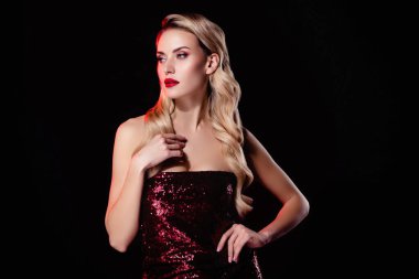 Klas bir bayan dokunuşunun fotoğrafı. Milyonerlerle flört ediyor. Moda buluşmasında karanlık neon arka planda..