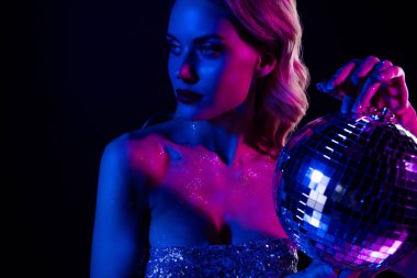 Göz kamaştırıcı disko kadınının parlak balo tutuşu. Cuma gününü retro temalı gece kulübü dans gradyan neon arka planında geçir..