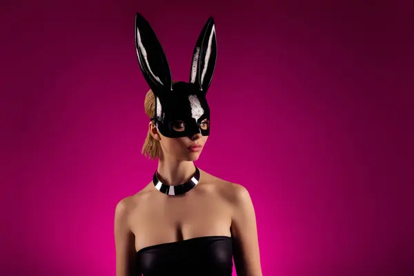 照片中迷人的贵妇穿着兔子服装在空旷的空间内衣商店广告粉红背景 — 图库照片