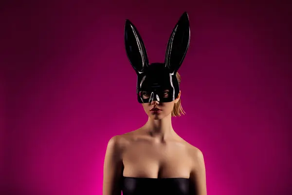 华丽的女士穿着兔子服装的照片 主题是化装舞会之间孤立的粉色背景 — 图库照片