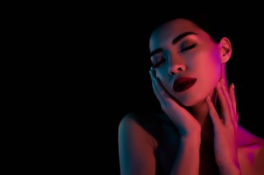 Estetik güzel bayan dokunuşunun fotoğrafı koyu neon arkaplan üzerine modern fütüristik krem losyonu sür.