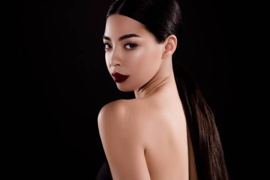 Şık, çekici bir bayanın banyodaki fotoğrafı siyah arka planda karanlık gece vücut bakımının tadını çıkarın..