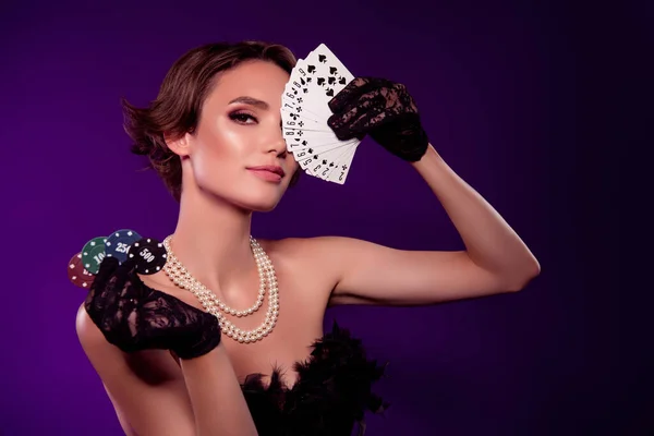 富贵贵妇贵妇的照片 喜欢在有紫罗兰背景的夜总会里打扑克 — 图库照片